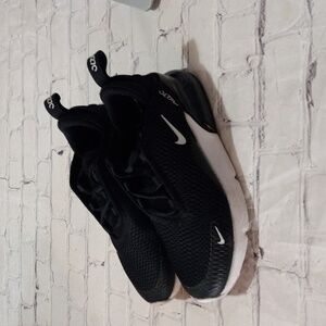 EUC 2Y Nike Air Max 270 Black + white Sneakers